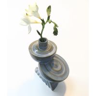 `Blue balanced water` vase i stentøj.
